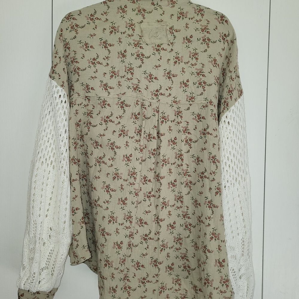 POL Med- EUC- Sage Green With Delicate Floral Print, Cream Crocheted Sleeves - Picture 3 of 6